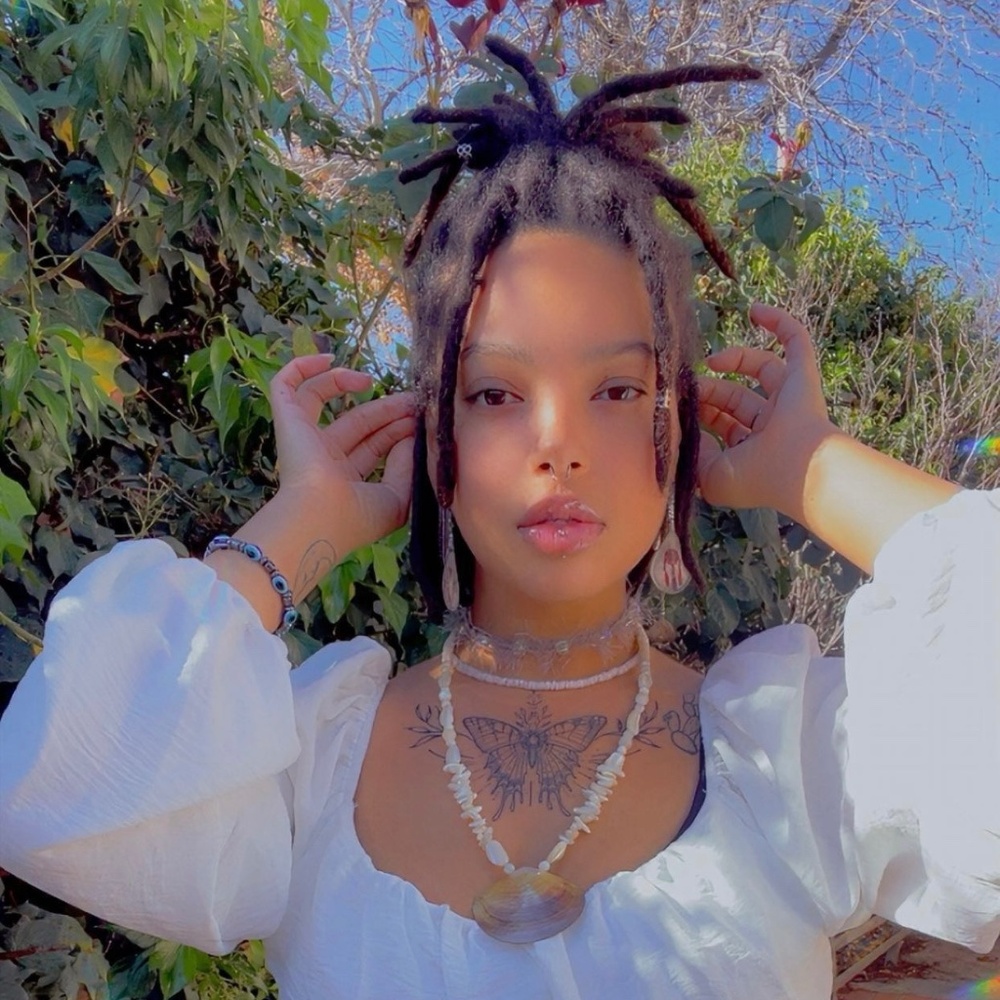 Meet your Posher, Alaya